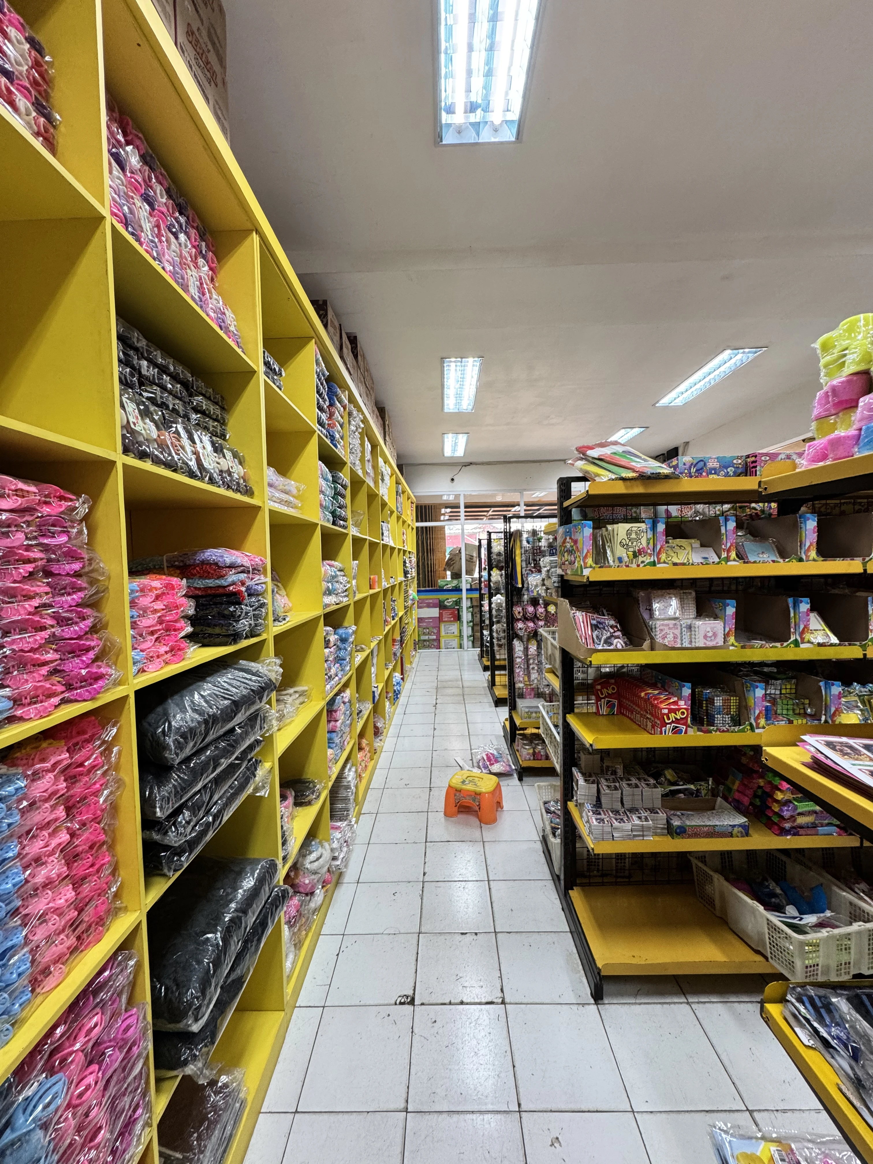 Gudang dan pajangan produk King Toys